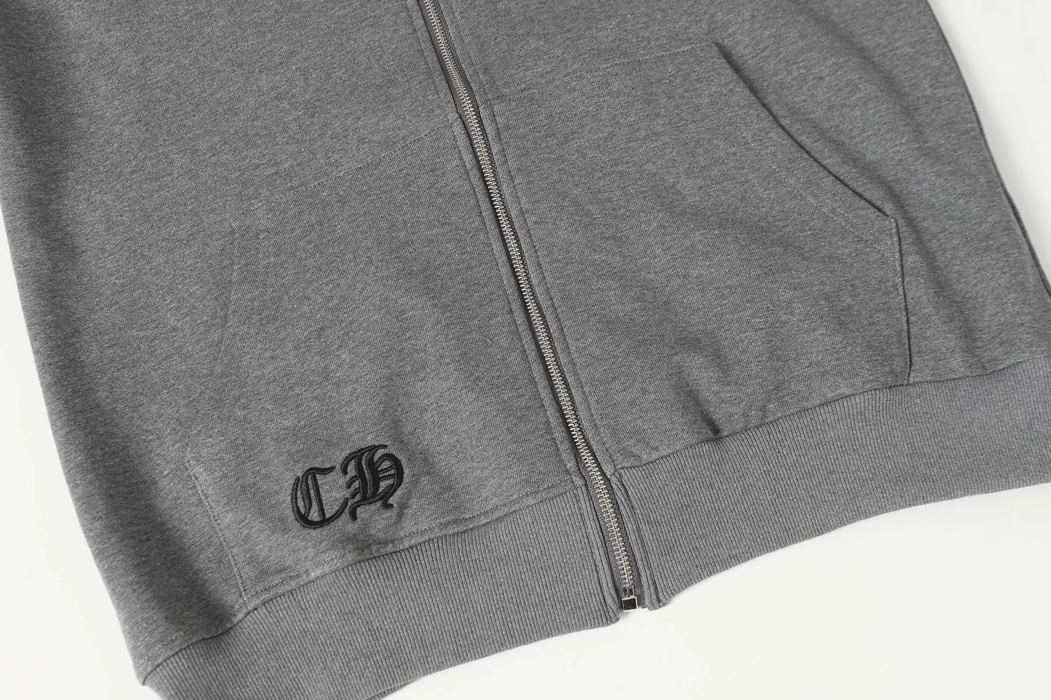 P280 Cross-border running quantity model, please do not place an order if you pursue quality - Chrome Hearts/Chrome Hearts Sanskrit embroidered high-density zipper sweatshirt cardigan jacket - High weight, high density and high quality. The wool is soft, delicate and skin-friendly. Soft and silky to the touch. Excellent warmth and skin-friendly properties. - Custom-woven and custom-dyed, no color difference. No matter the fabric or workmanship details, it beats the ordinary version on the market. - Hardware zipper accessories are all customized, full of details - Color: black gray - Size: S M L XL